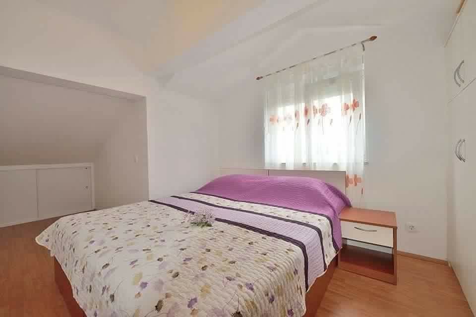 Dvosobni apartman 4+2 s pogledom na more thumbnail 9